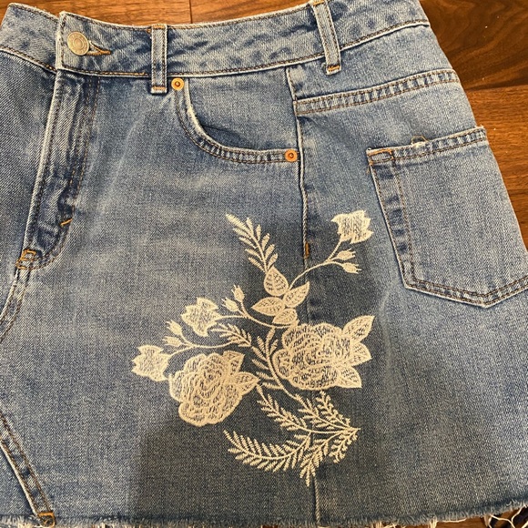 Blue jeans skirt with floral embroidery - Picture 2 of 4